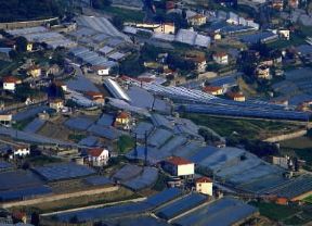 Liguria. Serre utilizzate per la floricoltura alla periferia di Sanremo.De Agostini Picture Library/A. Vergani