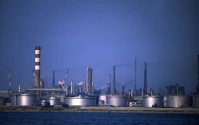 Veneto. Una raffineria a Marghera, centro industriale della Laguna Veneta.De Agostini Picture Library/A. Vergani