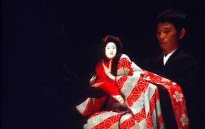 Bunraku. Burattinai, di cui uno incappucciato, al lavoro.De Agostini Picture Library/M. Bertinetti