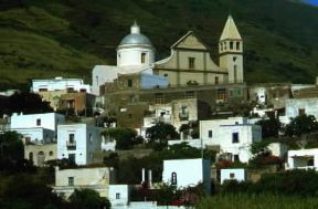 Isole Eolie. Il borgo di S. Vincenzo nell'isola di Stromboli.De Agostini Picture Library/M. Leigheb