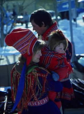 Lapponi. Una famiglia con i tradizionali costumi.De Agostini Picture Library/M. Bertinetti