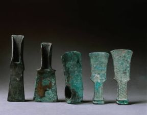 Ascia. Asce risalenti all'EtÃ  del ferro (Bologna, Museo Archeologico).De Agostini Picture Library/A. De Gregorio