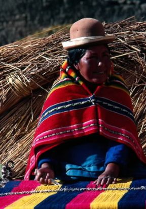 Bolivia. Donna impegnata nella tessitura.De Agostini Picture Library/G.SioÃ«n