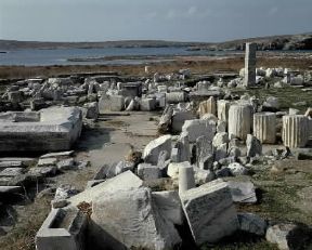 Delo . Resti del portico dei Nassi nel santuario di Apollo.De Agostini Picture Library./G. Dagli Orti