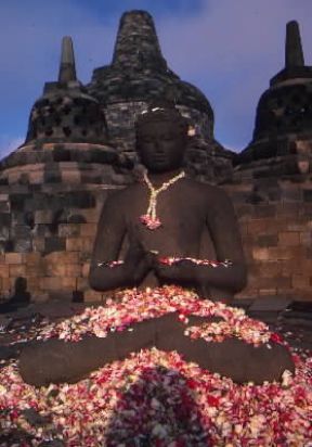 Giava. Buddha coperto da petali di fiori in una notte di luna piena nel tempio di Barabudur.De Agostini Picture Library/M. Bertinetti