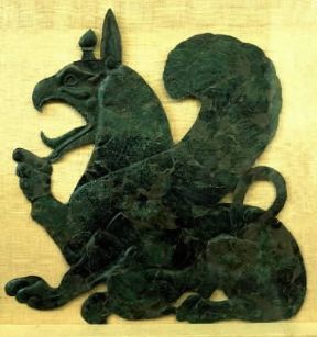 Grifo in lamina di bronzo per l'insegna di scudo.De Agostini Picture Library / G. Dagli Orti