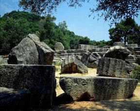 Olimpia . Uno scorcio dei resti del tempio di Zeus (470-456 a. C.).De Agostini Picture Library/G. Dagli Orti