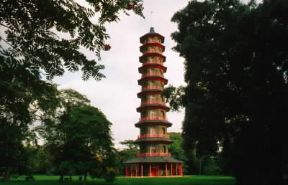 Sir William Chambers. La pagoda realizzata nel parco di Kew Palace (Surrey).De Agostini Picture Library/G. Wright