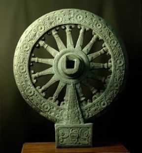 Thailandia. Ruota della legge in pietra in stile Dvaravati.De Agostini Picture Library/G. Nimatallah