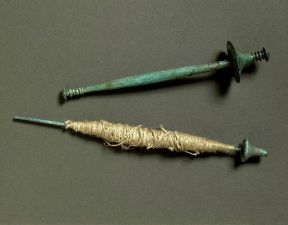 Villanoviano. Fuso a canocchia in bronzo proveniente dalla necropoli Benacci (Bologna, Museo Civico Archeologico).De Agostini Picture Library/G. Nimatallah