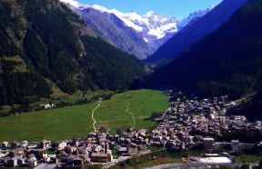 Cogne. Veduta panoramica del paese con, sullo sfondo, il Gran Paradiso.De Agostini Picture Library/N. Cirani