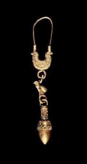 Fenici. Orecchino in oro rinvenuto a Tharros (sec. VII - VI a. C.; Cagliari, Museo Archeologico).De Agostini Picture Library/C. Bevilacqua