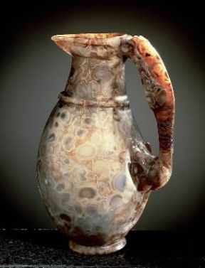 Glittica . Brocca scolpita in un unico pezzo d'agata, sec. VII (Venezia, Tesoro di S. Marco).De Agostini Picture Library / M. Carrieri