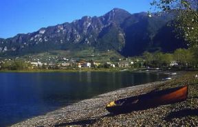 Idro . Veduta del centro situato sulle sponde meridionali del lago omonimo.De Agostini Picture Library/A. Dagli Orti