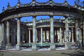 Montecatini-Terme. Il Tettuccio e la Rotonda nel parco delle Terme.De Agostini Picture Library / P. Dalmasso