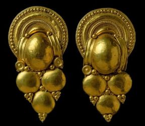 Orecchino . Orecchini etruschi a grappolo del sec. IV a. C., provenienti da Vulci (Roma, Musei Vaticani).De Agostini Picture Library/G. Nimatallah