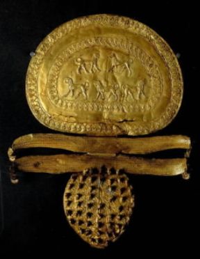Oreficeria . Fibula aurea etrusca rinvenuta nella tomba Regolini-Galassi a Cerveteri (Roma, Musei Vaticani).De Agostini Picture Library/G. Nimatallah