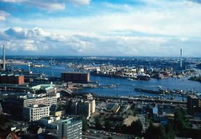 Amburgo. Veduta del porto con gli impianti industriali.De Agostini Picture Library/A. Vergani