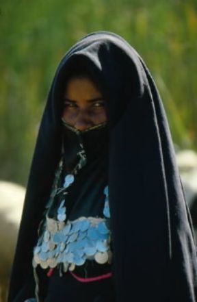 Beduini. Donna araba nomade.De Agostini Picture Library/A. Vergani