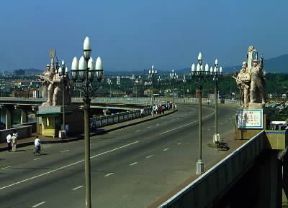 Nanchino. Veduta del ponte che attraversa il fiume Yangtze Kiang.De Agostini Picture Library / A. Vergani