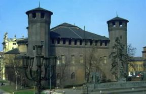 Palazzo Madama a Torino. Il lato posteriore con le due torri romane.De Agostini Picture Library/A. Vergani