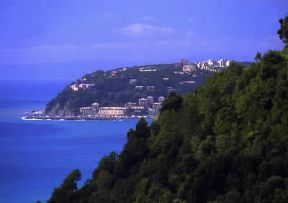 Riviera di Ponente. Veduta di Arenzano, sulla punta S. Martino.De Agostini Picture Library / G. P. Cavallero