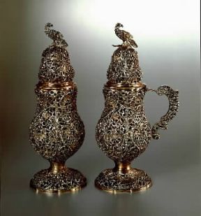 Filigrana. Spargizucchero e mostardiera prodotti a Strasburgo intorno al 1750 (Vienna, Hofburg).De Agostini Picture Library/G. Nimatallah