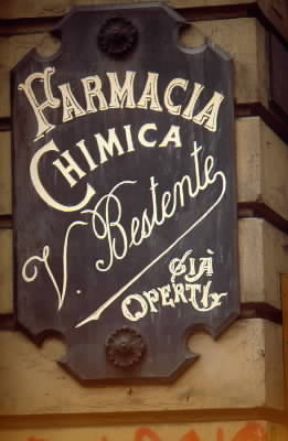 Insegna di una farmacia nel centro di Torino.De Agostini Picture Library/A. Vergani