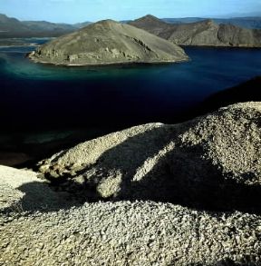 Gibuti. Golfo di Goubet visto dall'isola del Diavolo; il territorio del Paese Ã¨ desertico e di origine vulcanica.De Agostini Picture Library/P. Jaccod