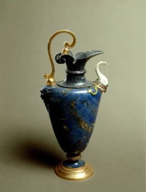 Lazurite. Brocca del sec. XVI in lazurite, oro e smaltoDe Agostini Picture Library/G. Nimatallah