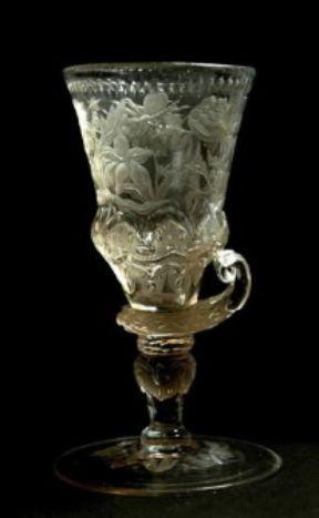 Vetro. Coppa decorata con incisione a incavo e in rilievo del sec. XVIII (Praga, Museo delle Arti Decorative).De Agostini Picture Library/A. Dagli Orti