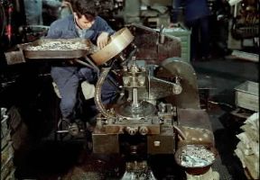 Coniazione. Macchina per l'orlettatura delle monete prima della stampa.De Agostini Picture Library / A. De Gregorio