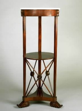 Gueridon a due piani in noce, sec. XIX.De Agostini Picture Library / G. Cigolini