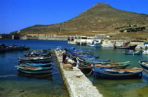 Isole Egadi . Barche all'ormeggio nel porto di Favignana.De Agostini Picture Library/M. Leigheb