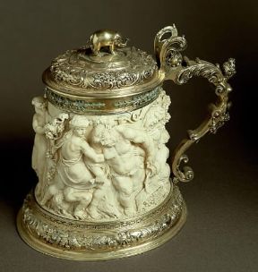 Avorio. Boccale di birra con scena di baccanale; Germania sec. XVII.De Agostini Picture Library / G. Nimatallah