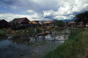 Birmania . Villaggio nei pressi del fiume Irrawaddy.De Agostini Picture Library/M. Bertinetti