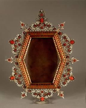 Cornice in rame dorato, coralli e smalti della manifattura trapanese (sec. XVII). De Agostini Picture Library / A. Dagli Orti