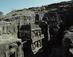 Ellora. Veduta del monumentale Kailasanatha (sec. VIII) e particolare della ricca decorazione.De Agostini Picture Library/G. Nimatallah