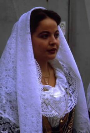 Europoidi. Alcuni individui appartenenti a tipi diversi:Tipo mediterraneo (ragazza sarda).De Agostini Picture Library/M. Leigheb