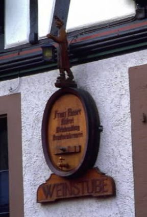 Insegna di una tipica osteria (Weinstube) nella regione tedesca del Baden. De Agostini Picture Library/A. Vergani