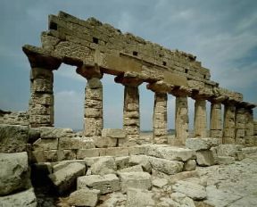 Ordine dorico . Veduta del tempio C di Selinunte (Trapani), del sec. V a. C.De Agostini Picture Library/A. Dagli Orti