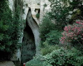 Siracusa . Il cosiddetto Orecchio di Dionisio, grotta artificiale che la tradizione vuole fosse adibita a carcere dal tiranno di Siracusa Dionisio I (432-367 a. C.).De Agostini Picture Library/A. Dagli Orti