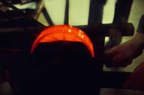 Vetro. Un momento della lavorazione del vetro in una fonderia di Murano (Venezia).De Agostini Picture Library/A. Vergani