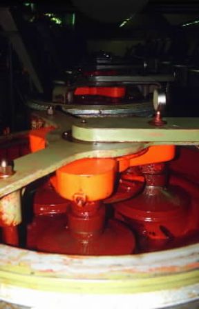 Cioccolato. La lavorazione della pasta alla temperatrice automatica.De Agostini Picture Library/G. Roli