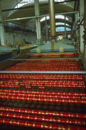 Conserva. Produzione di pomodori pelati in lattine.De Agostini Picture Library / A. De Gregorio