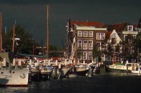 Dordrecht . Imbarcazioni da diporto ormeggiate in un canale della cittÃ .De Agostini Picture Library/G. SioÃ«n
