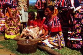 Filippine. Suonatrice di tamburo nell'isola di Mindanao.De Agostini Picture Library/M. Bertinetti