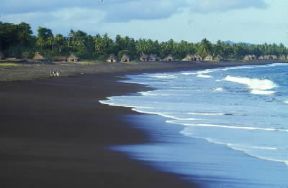 Indonesia . Un tipico villaggio di pescatori sulle rive dell'isola di Bali.De Agostini Picture Library/M. Bertinetti