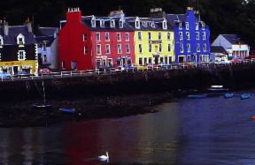 Ebridi . Edifici multicolori lungo il mare sull'isola di Mull.De Agostini Picture Library/G. Roli