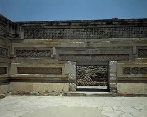Mixtechi . Facciata interna del Palazzo delle Colonne a Mitla, sec. XIV.De Agostini Picture Library /G. Dagli Orti